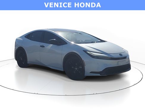 Used 2025 Toyota Prius FWD image 1