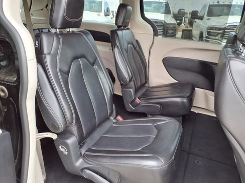 Used 2023 Chrysler Pacifica Touring-L image 20