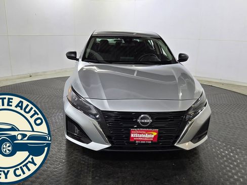 Used 2024 Nissan Altima 2.5 SV image 2