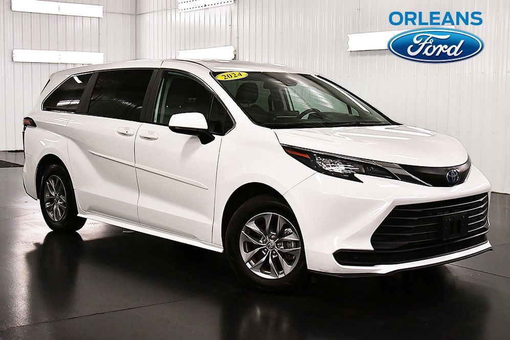 Used 2024 Toyota Sienna LE AWD/4WD image 1