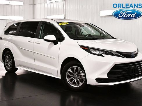 Used 2024 Toyota Sienna LE AWD/4WD image 1