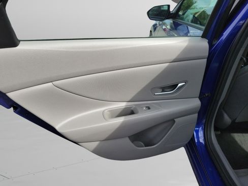 Used 2023 Hyundai Elantra SEL w/ Convenience Package FWD image 9