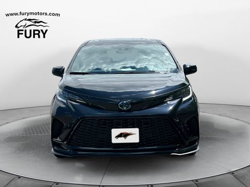 Used 2025 Toyota Sienna LE AWD/4WD image 8