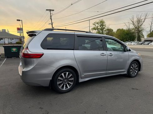 Used 2018 Toyota Sienna XLE w/ XLE Navigation Package AWD/4WD image 9