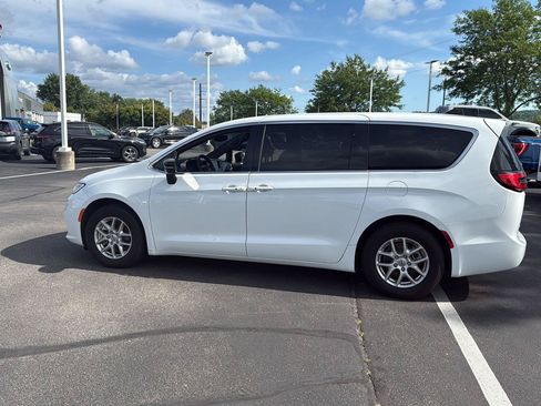 Used 2025 Chrysler Pacifica Select FWD image 13