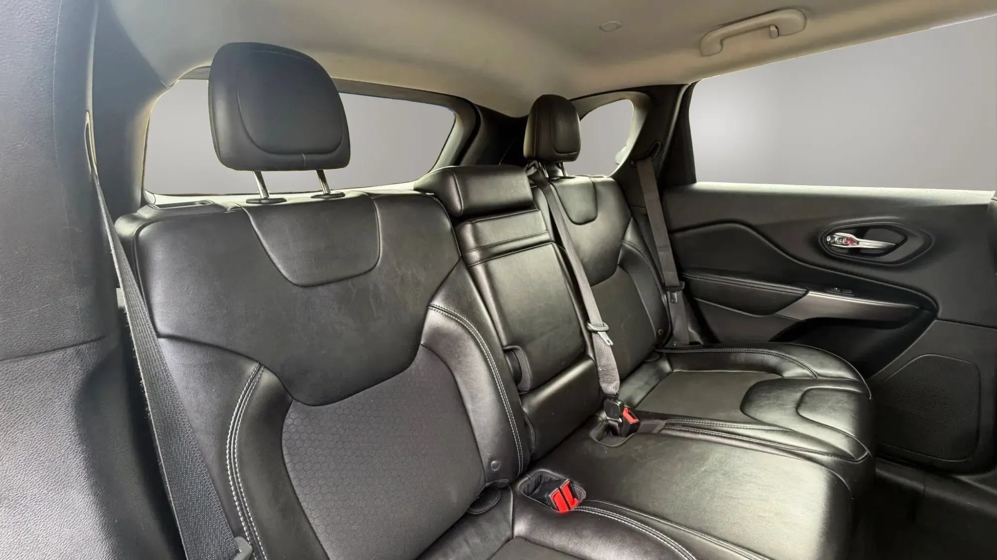Used 2019 Jeep Cherokee Latitude Plus FWD image 24
