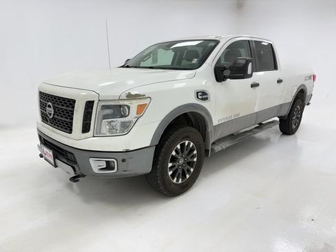 Used 2019 Nissan Titan PRO-4X w/ Pro-4x Convenience Package AWD/4WD image 5