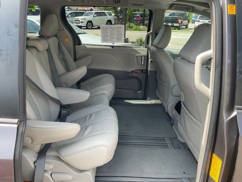 Used 2012 Toyota Sienna XLE FWD image 35