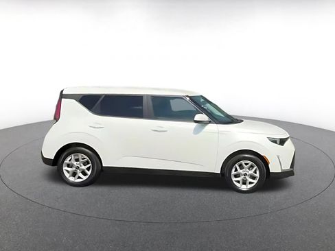 Used 2025 Kia Soul LX w/ LX Technology Package FWD image 4
