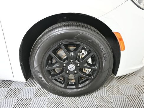 Used 2024 Chrysler Pacifica Touring FWD image 11