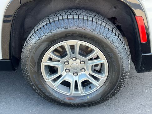 Used 2023 Jeep Wagoneer 4WD w/ Convenience Group I image 14