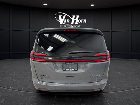 Used 2022 Chrysler Pacifica Limited w/ Uconnect Theater Family Group image 15