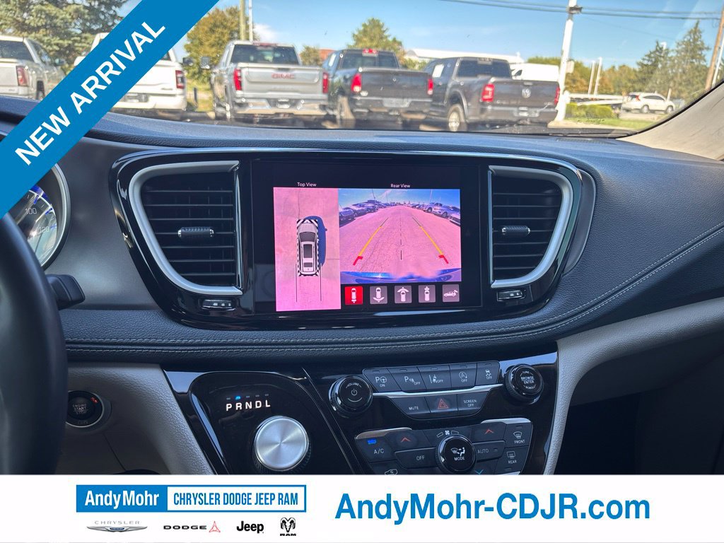 Used 2023 Chrysler Pacifica Touring-L FWD image 11