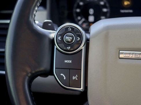 Used 2018 Land Rover Discovery SE image 25