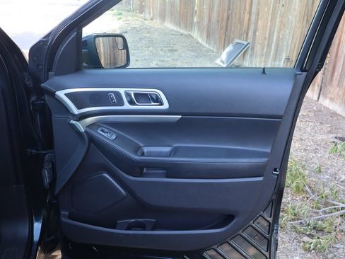 Used 2014 Ford Explorer XLT w/ Equipment Group 202A AWD/4WD image 28