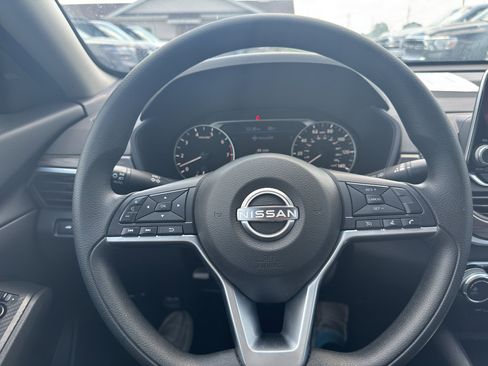Used 2025 Nissan Altima 2.5 SV FWD image 12