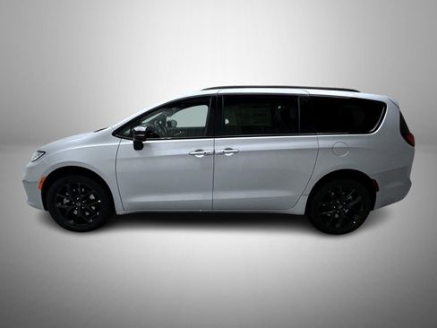 New 2026 Chrysler Pacifica Limited w/ S Appearance Package image 8
