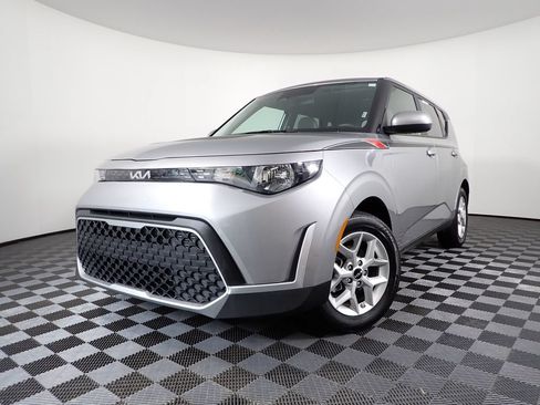 Used 2025 Kia Soul LX w/ LX Technology Package FWD image 2