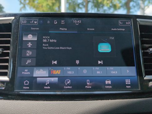 Used 2024 Chrysler Pacifica Touring-L FWD image 23