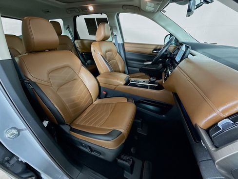 Used 2024 Nissan Pathfinder Platinum image 36