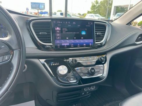 Used 2022 Chrysler Pacifica Touring-L w/ S Appearance Package AWD/4WD image 25
