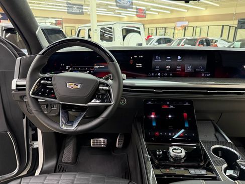 Used 2025 Cadillac Escalade V w/ LPO, ONYX Package image 29