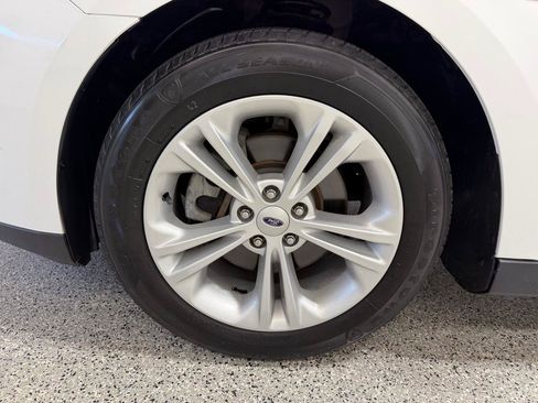 Used 2016 Ford Taurus SEL FWD image 9