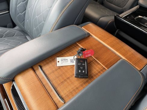 Used 2023 Jeep Grand Wagoneer Series III AWD/4WD image 13