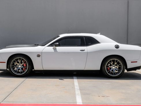 Used 2016 Dodge Challenger SRT w/ Technology Group RWD image 17