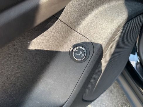 Used 2022 GMC Acadia SLE w/ Driver Convenience Package image 22