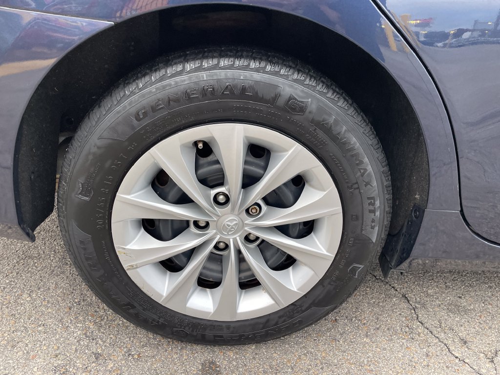 Used 2016 Toyota Camry LE FWD image 12