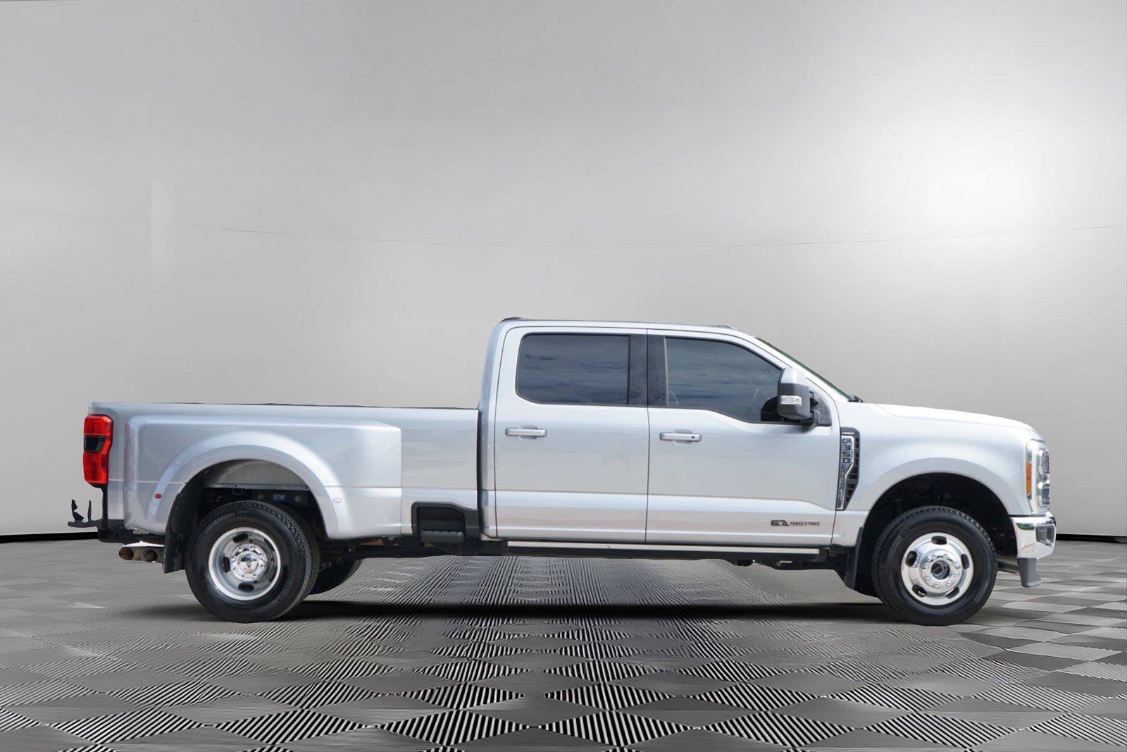 Used 2023 Ford F350 4x4 Crew Cab DRW Super Duty image 4