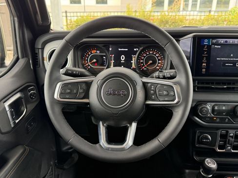 Used 2025 Jeep Wrangler Unlimited Sahara AWD/4WD image 28