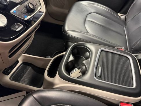 Used 2023 Chrysler Pacifica Touring-L FWD image 25