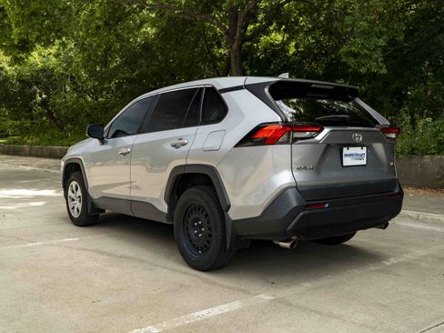 Used 2022 Toyota RAV4 LE FWD image 7