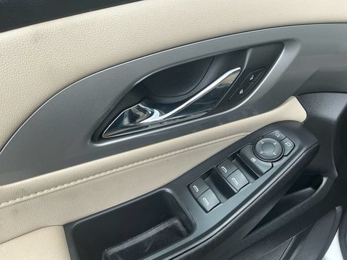 Used 2022 Chevrolet Traverse LS FWD image 16
