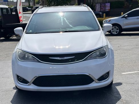 Used 2019 Chrysler Pacifica Touring-L FWD image 2