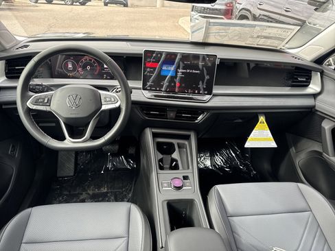 New 2026 Volkswagen Tiguan SE FWD image 16