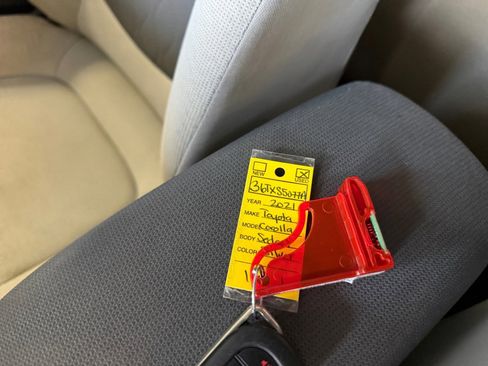 Used 2021 Toyota Corolla LE image 37