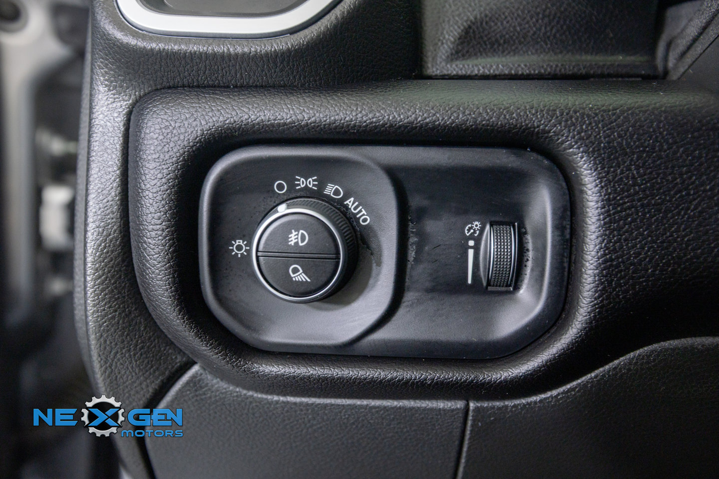 Used 2024 RAM 2500 Big Horn w/ Night Edition AWD/4WD image 14