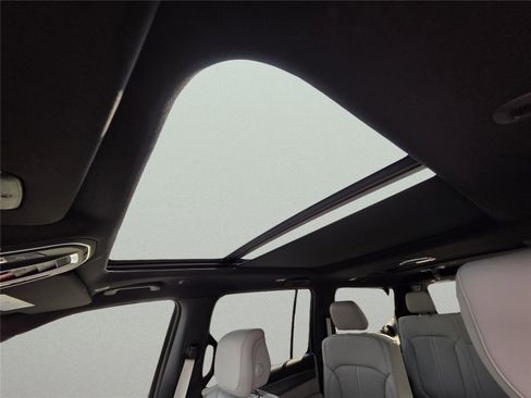 New 2026 Jeep Grand Wagoneer L 4WD w/ Premium Group I image 24