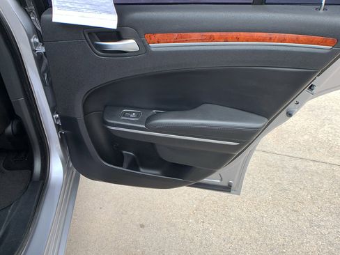 Used 2014 Chrysler 300 image 18