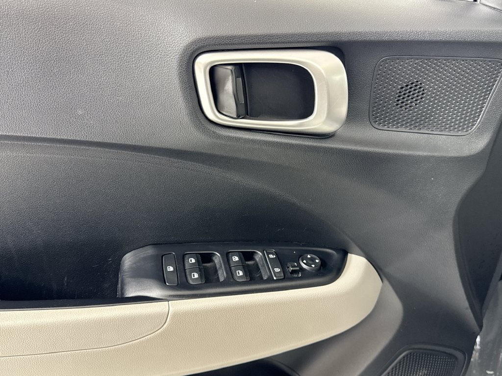 Used 2025 Hyundai Venue SEL FWD image 16