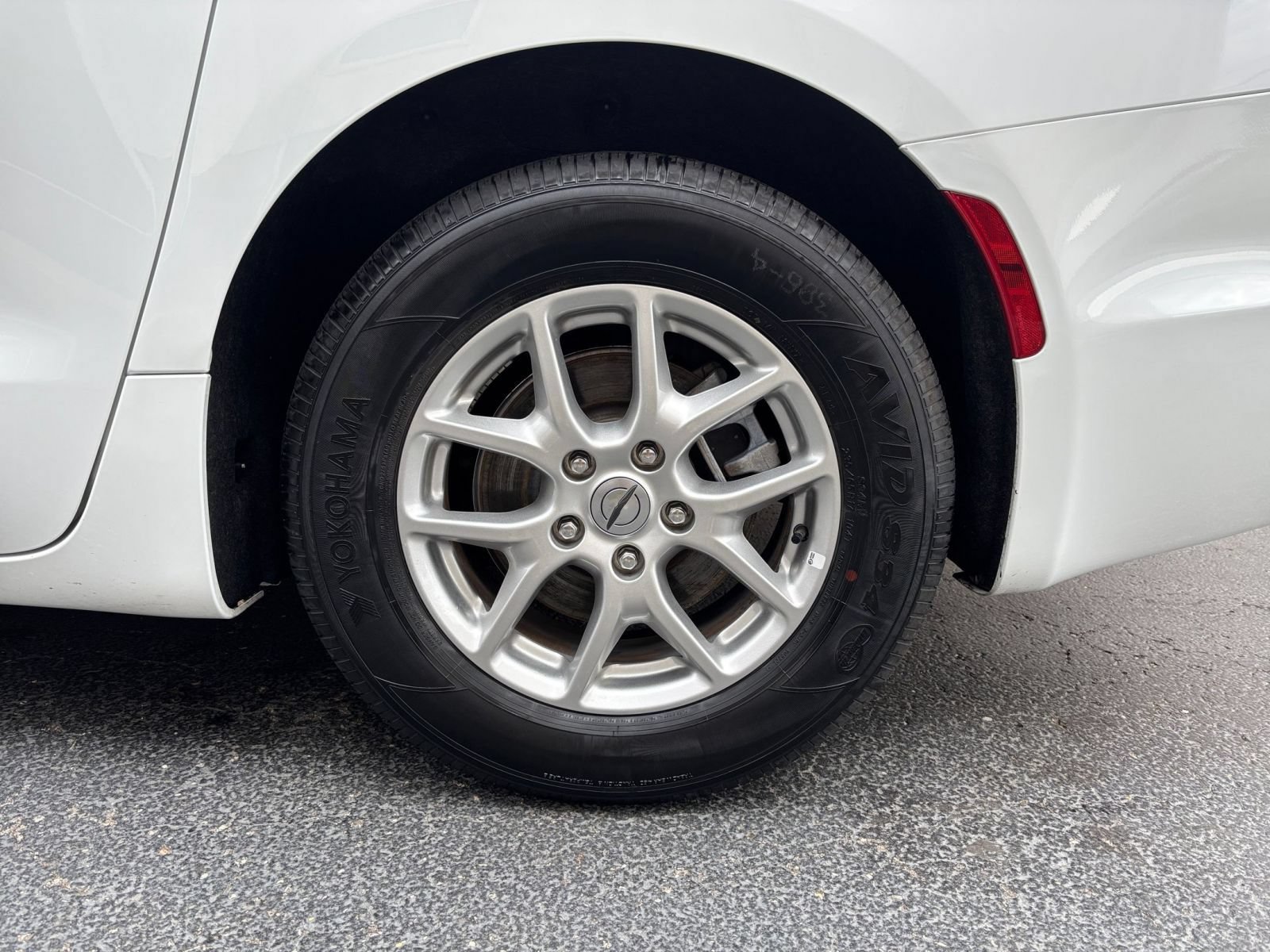 Used 2025 Chrysler Pacifica Select FWD image 33