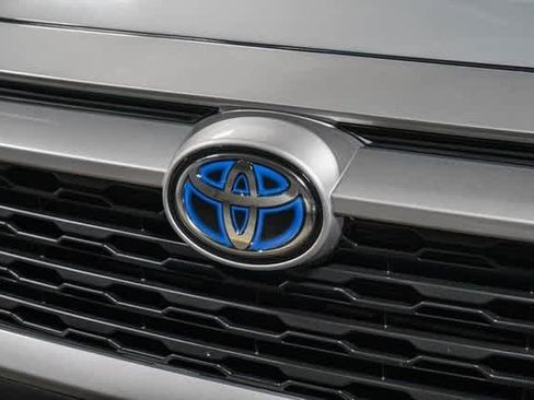 Used 2021 Toyota RAV4 XLE w/ Carpet Mat Package (TMS) image 8