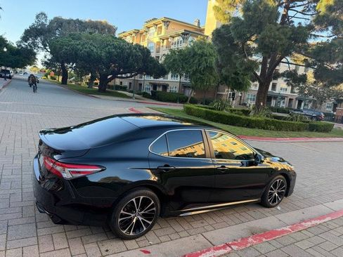 Used 2018 Toyota Camry SE FWD image 19