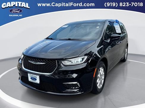 Used 2025 Chrysler Pacifica Select FWD image 1