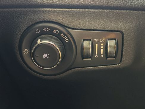 Used 2018 Jeep Compass Latitude w/ Safe & Security Group AWD/4WD image 39