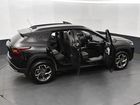Used 2025 Chevrolet Trax LT FWD image 6