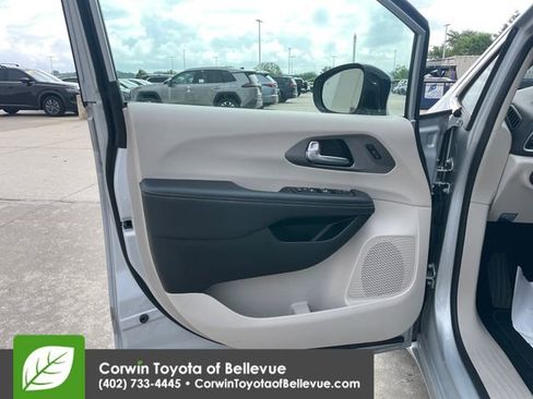Used 2024 Chrysler Pacifica Touring-L FWD image 18